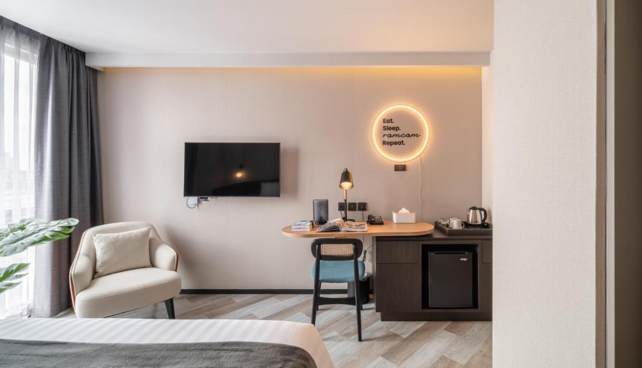Seekers Finders Rama IV Hotel Surestay Collection By BW Bangkok Bagian luar foto